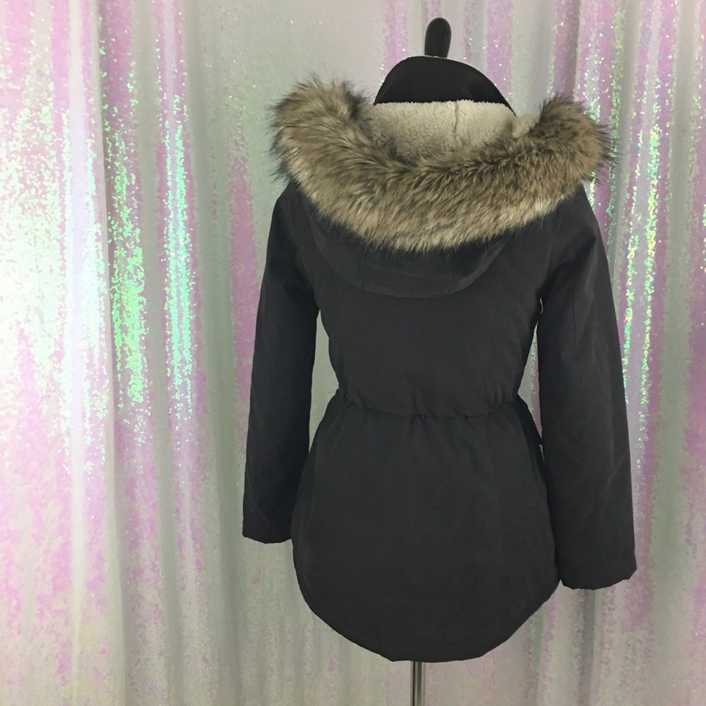 Nautica Coat -XSP - Amazing! Furry hood! - Picture 4 of 8